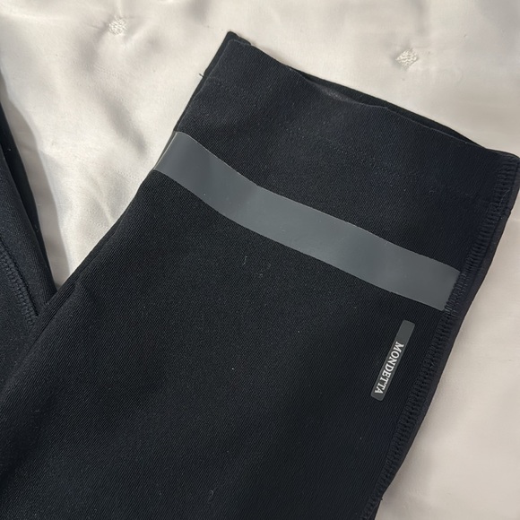 Mondetta, Black Workout leggings, capri open knee caps, interior waist pocket, M - Picture 3 of 6